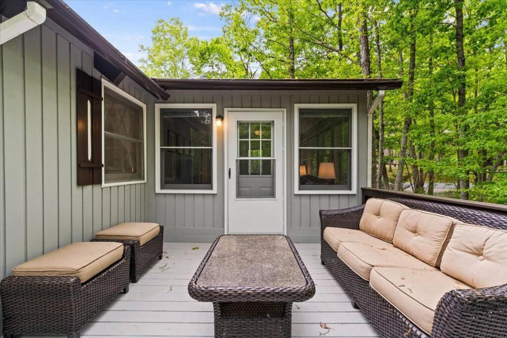 The Gingerbread House: 4 Bedroom Chalet, W/ Sunroom/Deck, Sleeps 12, Modern Amenities McGaheysville 外观 照片