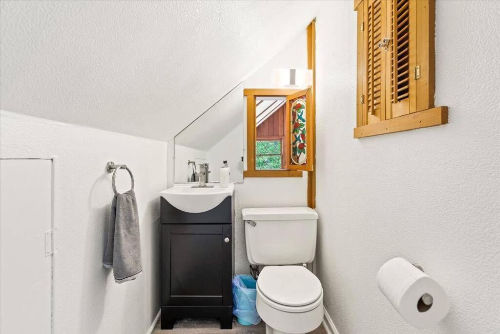 The Gingerbread House: 4 Bedroom Chalet, W/ Sunroom/Deck, Sleeps 12, Modern Amenities McGaheysville 外观 照片