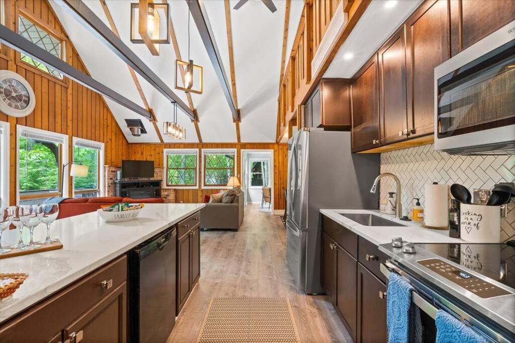 The Gingerbread House: 4 Bedroom Chalet, W/ Sunroom/Deck, Sleeps 12, Modern Amenities McGaheysville 外观 照片
