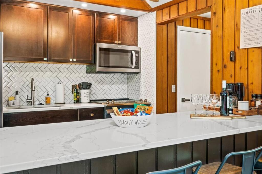 The Gingerbread House: 4 Bedroom Chalet, W/ Sunroom/Deck, Sleeps 12, Modern Amenities McGaheysville 外观 照片