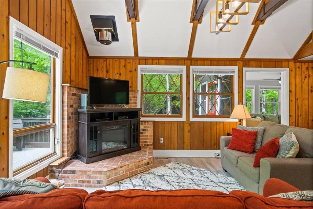 The Gingerbread House: 4 Bedroom Chalet, W/ Sunroom/Deck, Sleeps 12, Modern Amenities McGaheysville 外观 照片